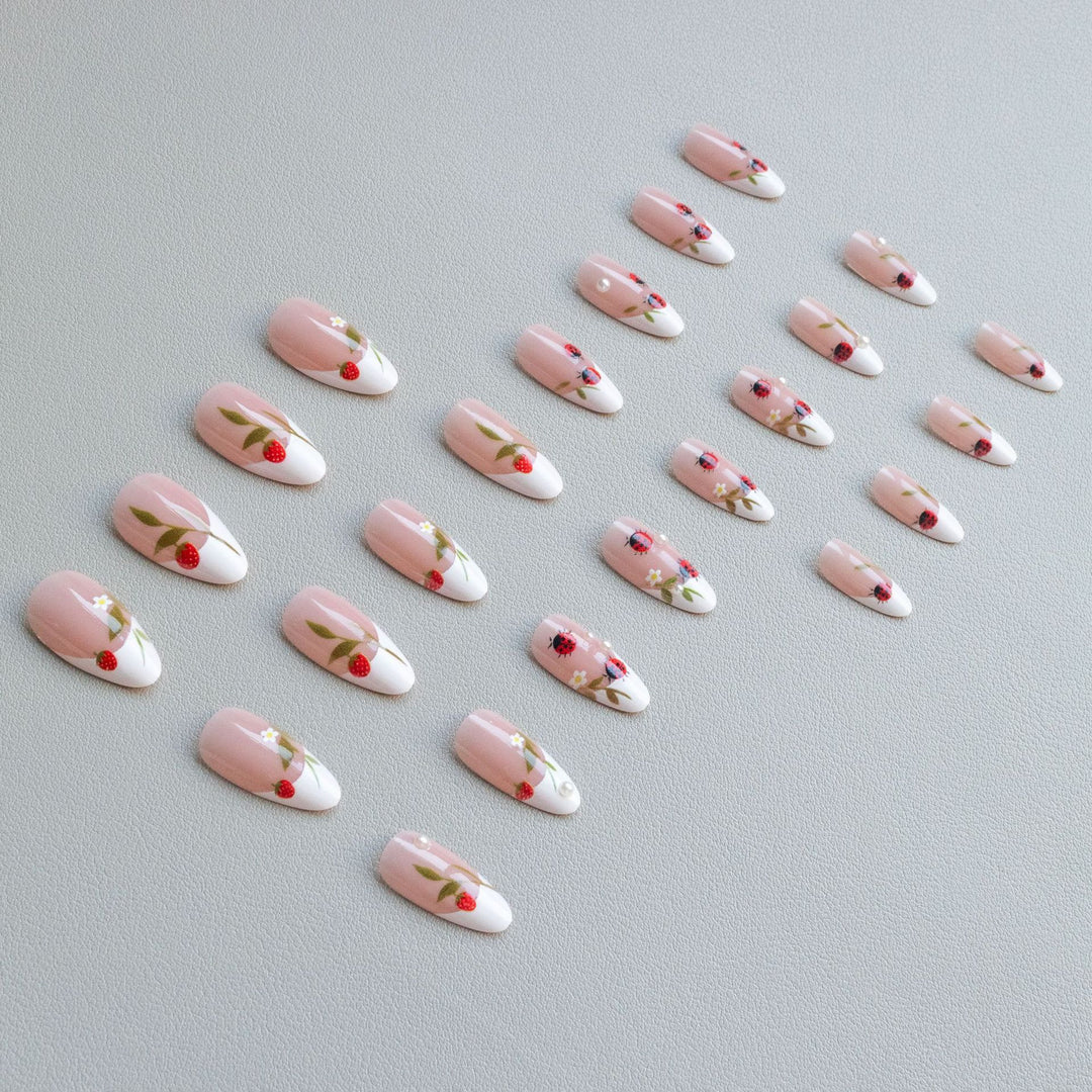 Künstlerische Marienkäfer Nagelkunst