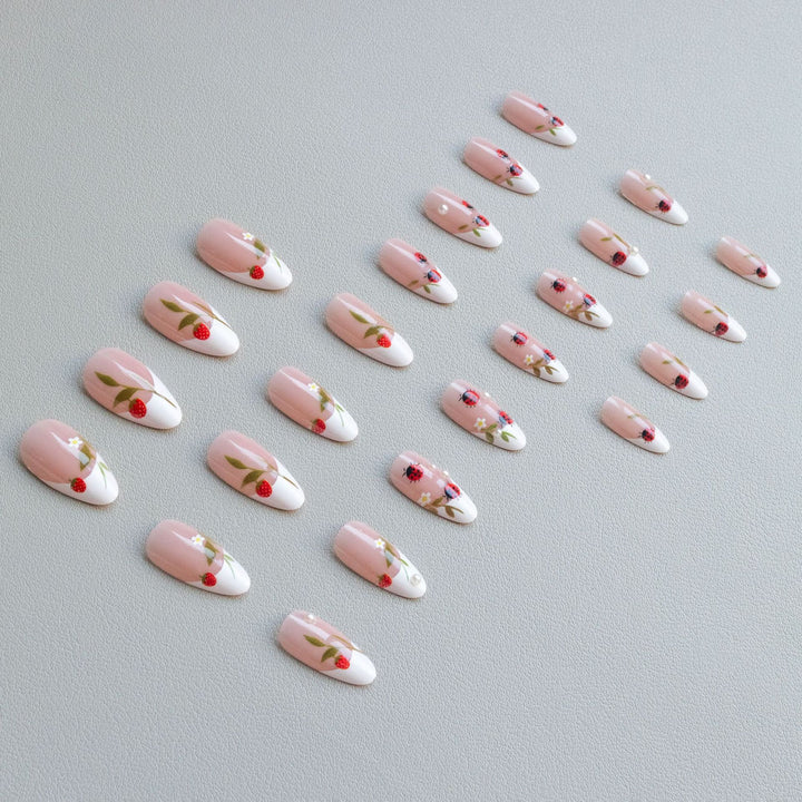 Künstlerische Marienkäfer Nagelkunst