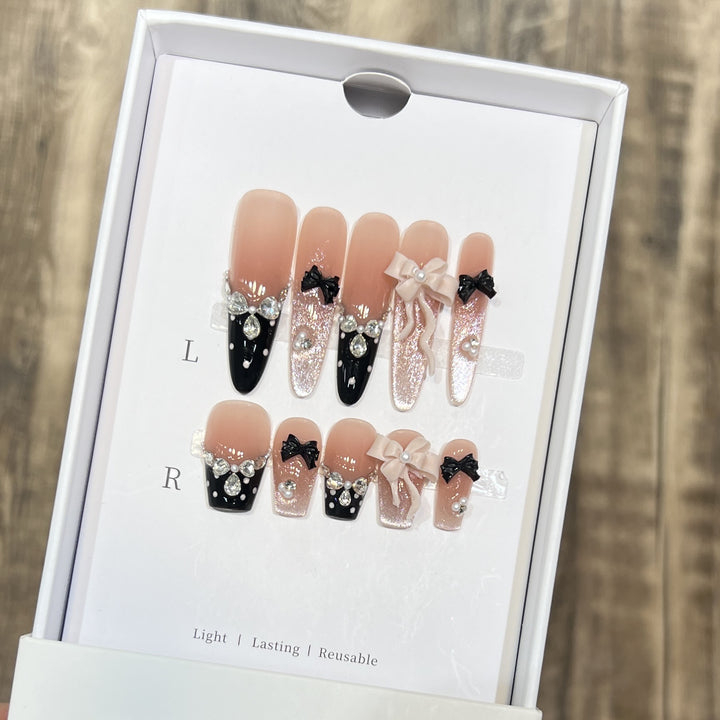 Glamouröse Stiletto Press-On Nagelset mit dekorativer Schleife und Edelsteinakzenten Karnz