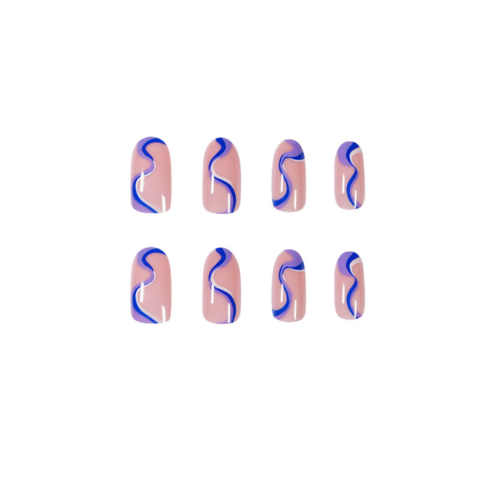 Kreative Nagelkunst mit Wellen-Muster Karnz