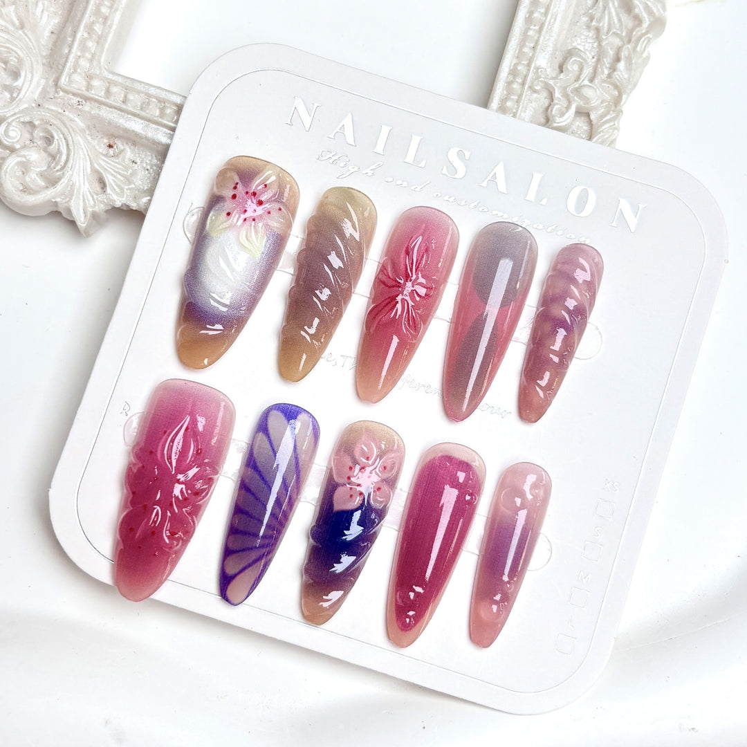 Dekoratives Press-On Nagelset mit floralen und künstlerischen Designs