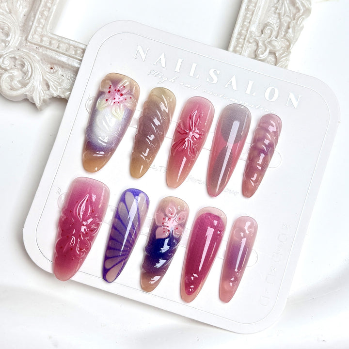 Dekoratives Press-On Nagelset mit floralen und künstlerischen Designs