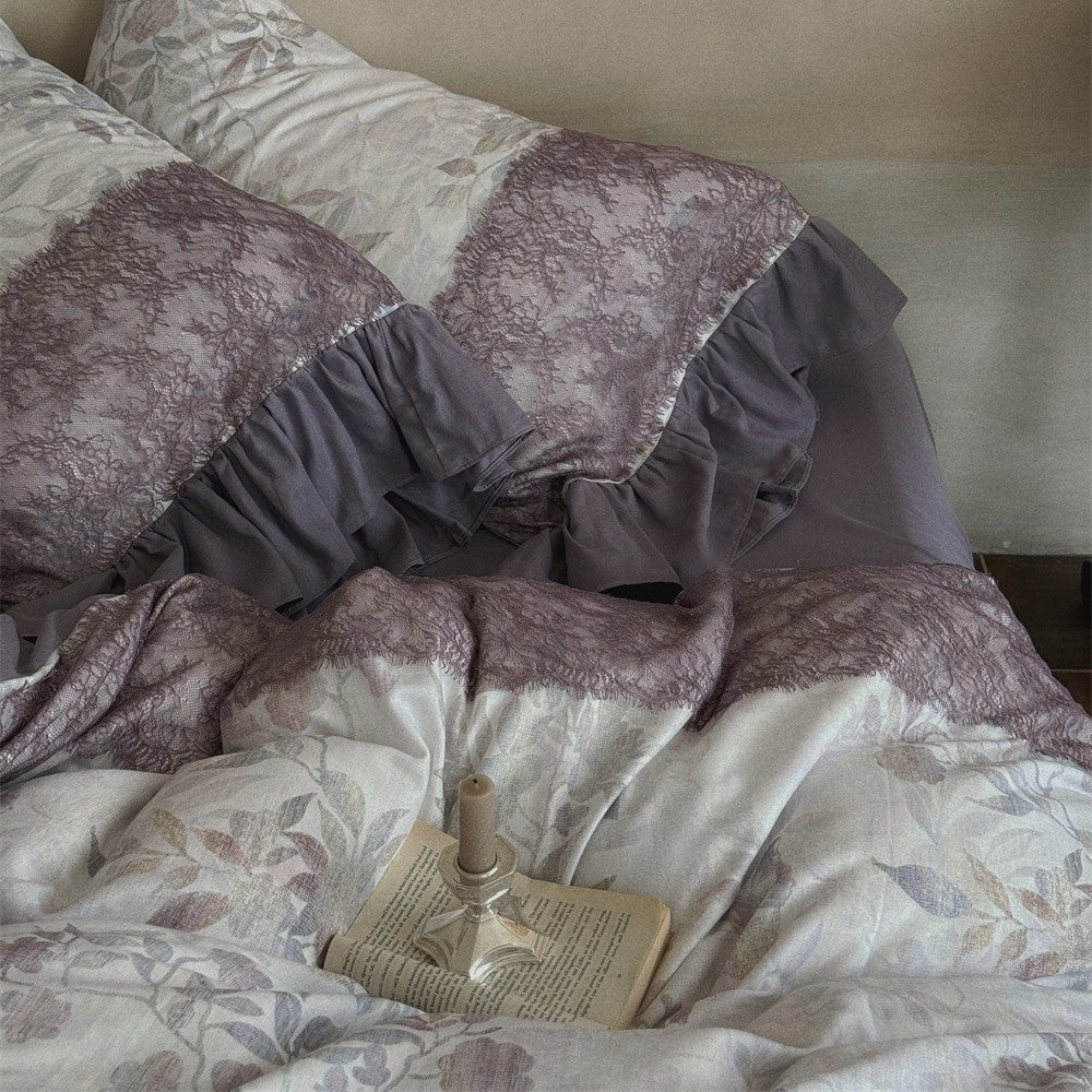 Bettgarnitur mit Jacquard‑Paneelen, Volant‑Bettrock und Wendekissen