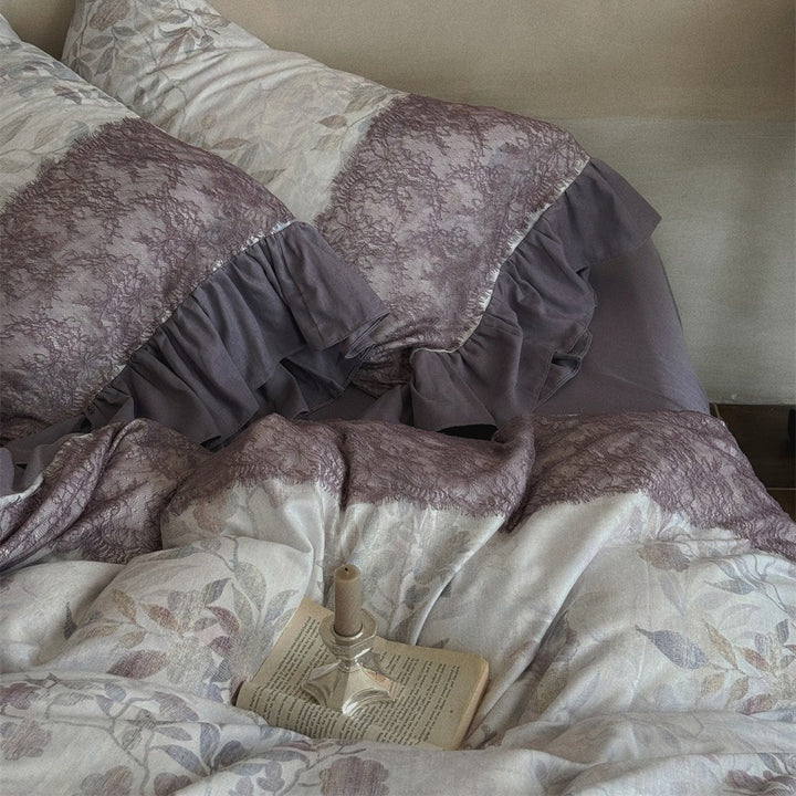 Bettgarnitur mit Jacquard‑Paneelen, Volant‑Bettrock und Wendekissen