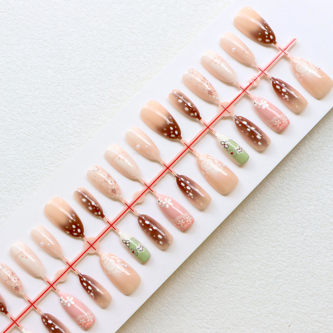 Künstlerische Blumeneid-Nagelkollektion Karnz