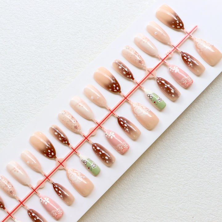 Künstlerische Blumeneid-Nagelkollektion Karnz