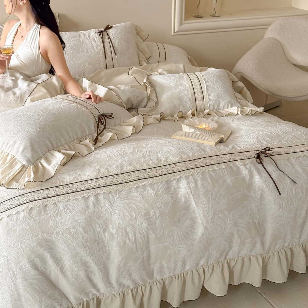Boudoir-Bettwäschegarnitur aus Baumwoll-Satin mit Jacquardstruktur, Rüschenvolant und Zierband-Schleifen