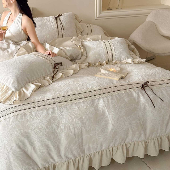 Boudoir-Bettwäschegarnitur aus Baumwoll-Satin mit Jacquardstruktur, Rüschenvolant und Zierband-Schleifen