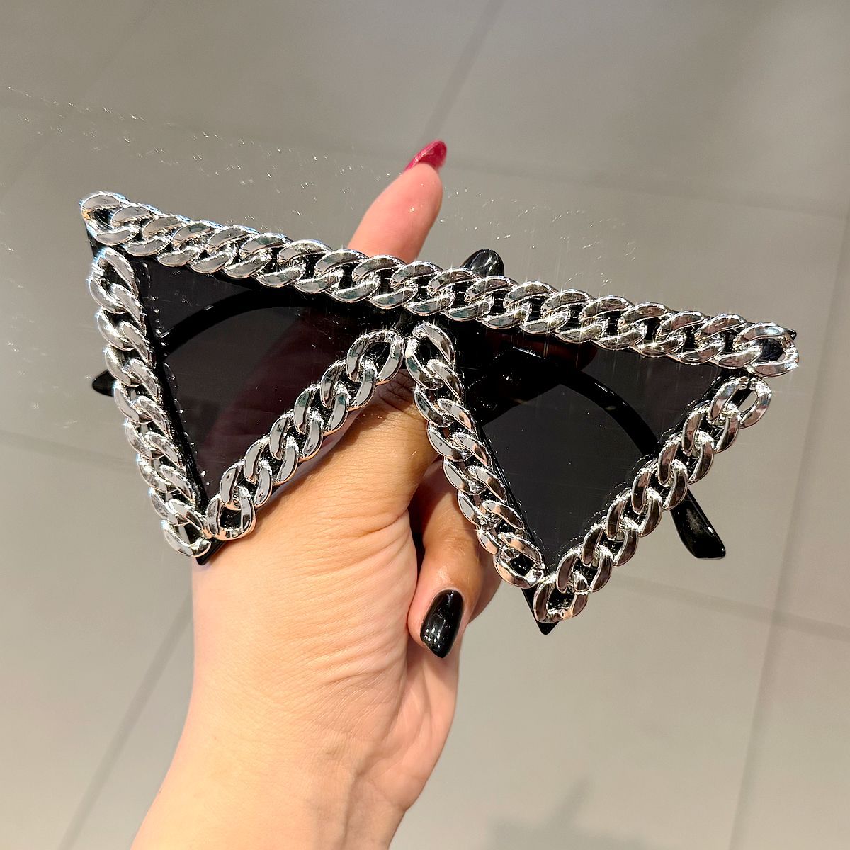 Damen trendige Sonnenbrille mit auffälligem Kettenrahmen Karnz