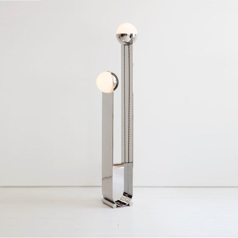 Moderner minimalistischer Stehlampe mit doppelten Globus