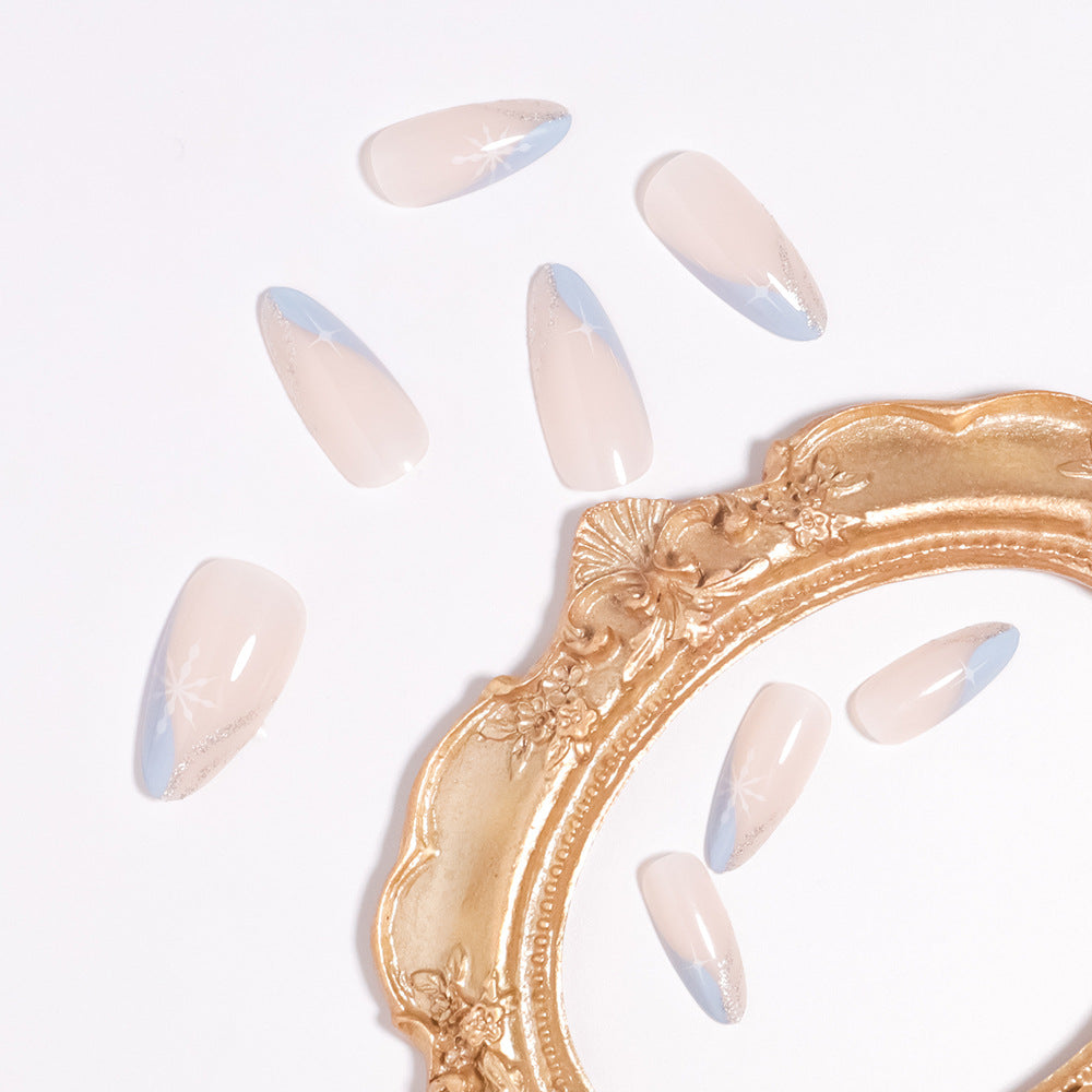 Künstlerisches Press-On Nageldesign mit eleganten floralen Akzenten Karnz