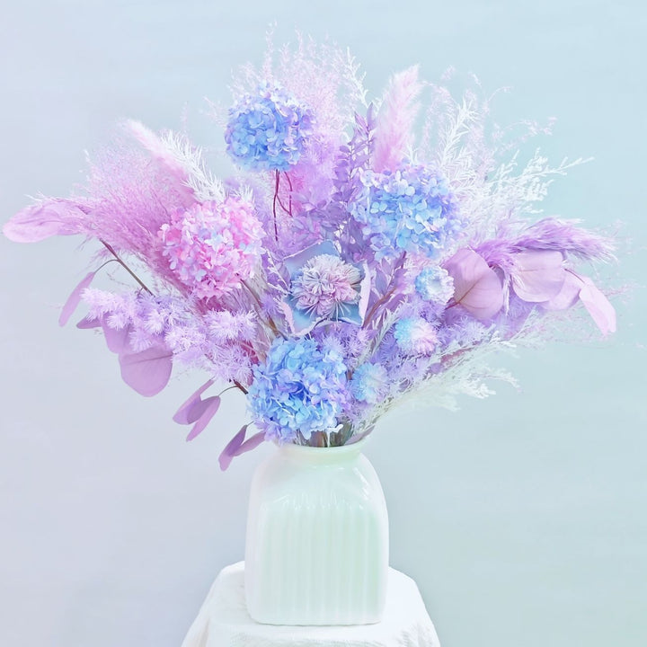 Künstlerischer getrockneter Blumenstrauß Arrangement