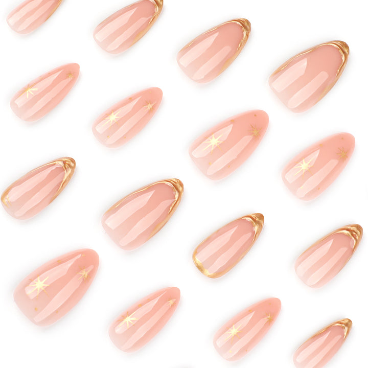 Glamouröse Stiletto-Nägel mit goldnen Akzenten Karnz