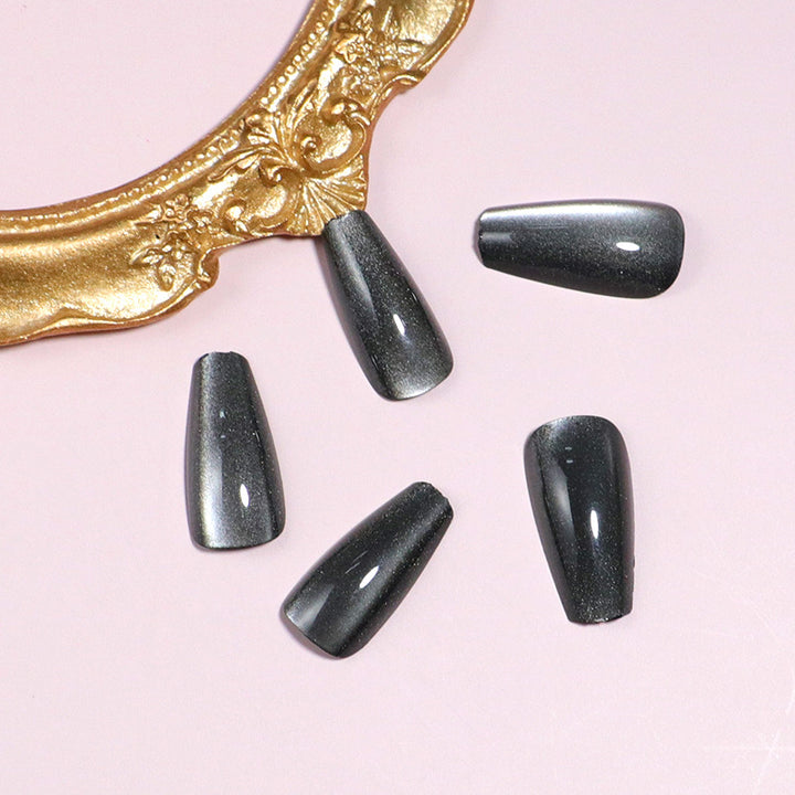 Glänzende Stiletto Press-On Nagelkunst mit Ombre-Effekt Karnz