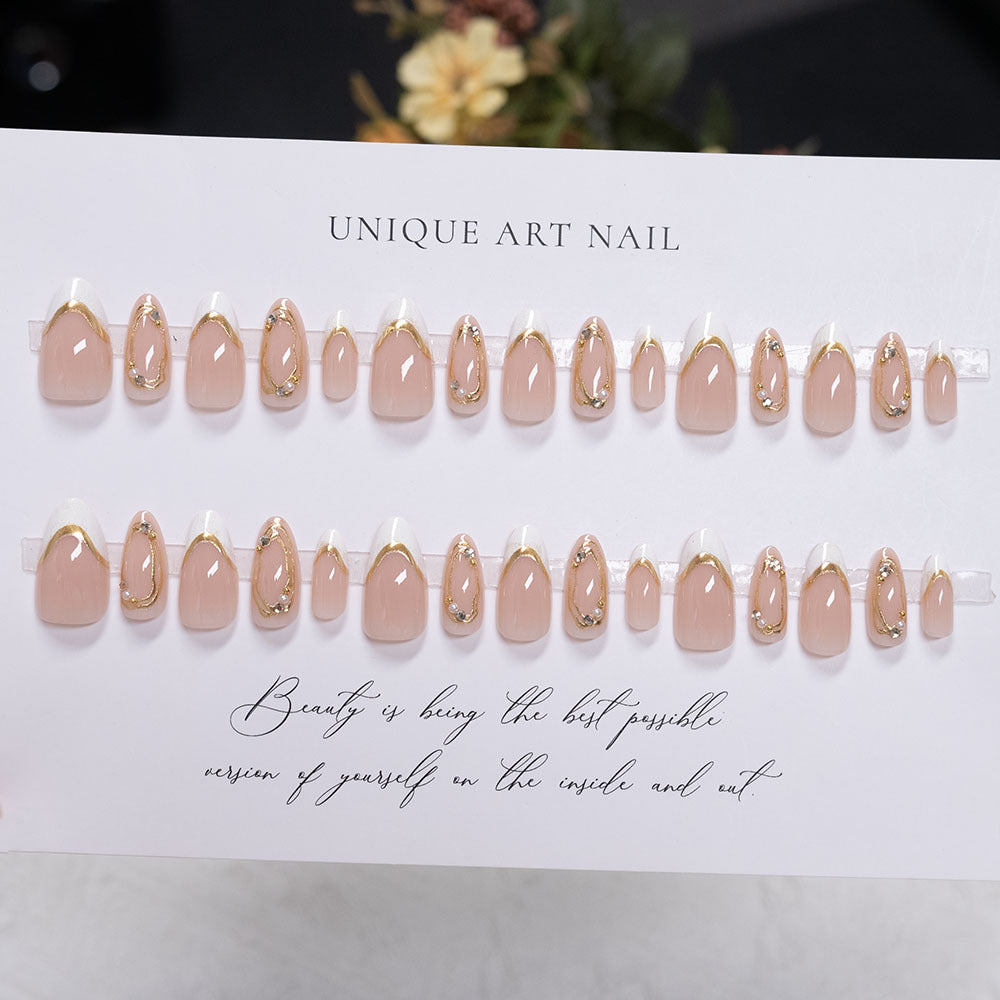 Dekorative Press-On Nagelkunst mit goldenen Akzenten