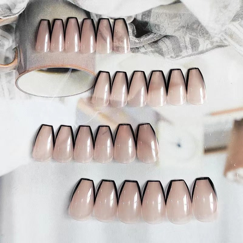 Kunstvolle Nagelverlängerungen mit eleganter French-Spitze Karnz