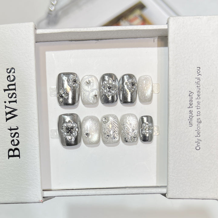 Dekoratives Silber Press-On Nagelset Karnz