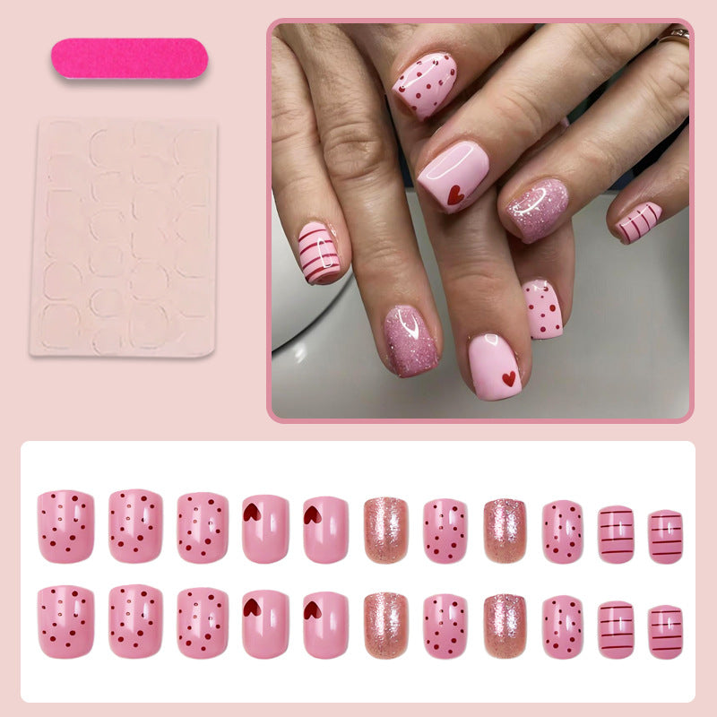 Kunstnagelset mit verspielten Herzen und Glitzerakzenten Karnz