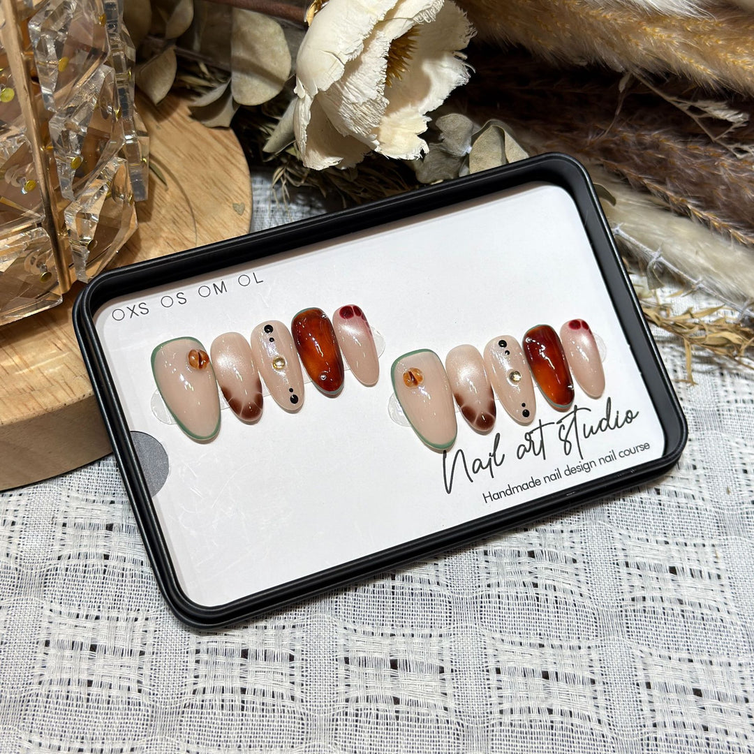 Handgemachtes Press-On Nail Art Set Karnz