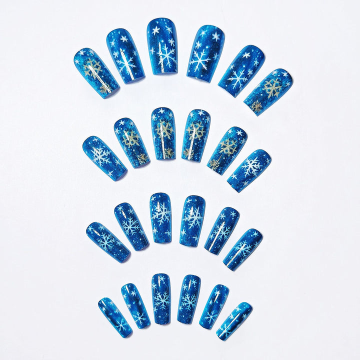 Kunstnägel mit Schimmerndem Winterdesign Karnz