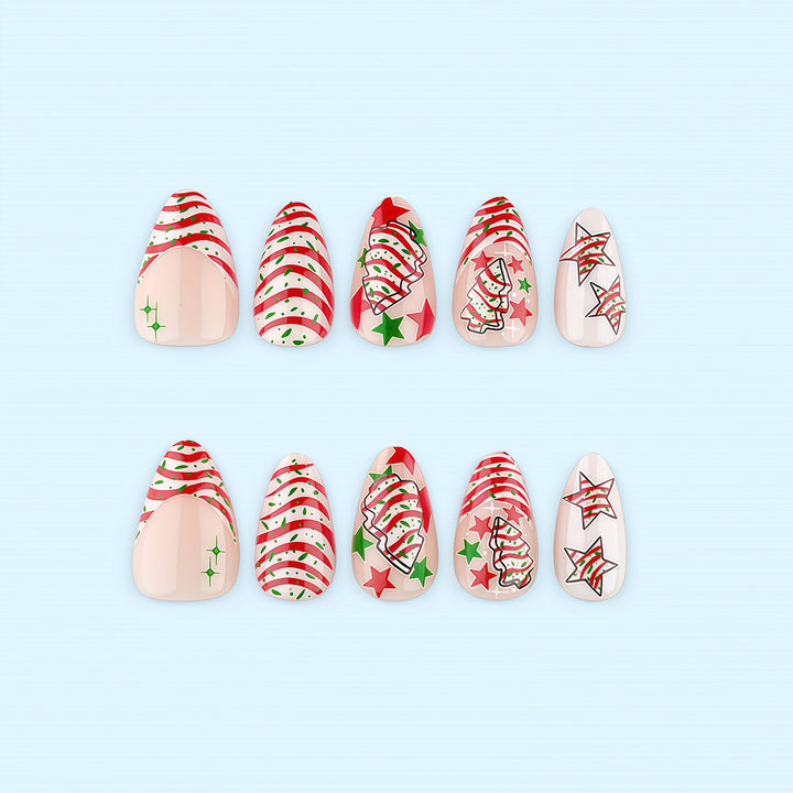 Kunstnägel im festlichen Weihnachtsdesign mit bunten Akzenten Karnz