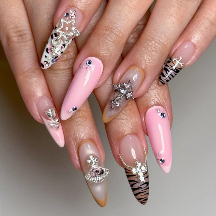 Kunstvolle Stiletto-Nägel mit Glitzer- und Strassverzierungen Karnz