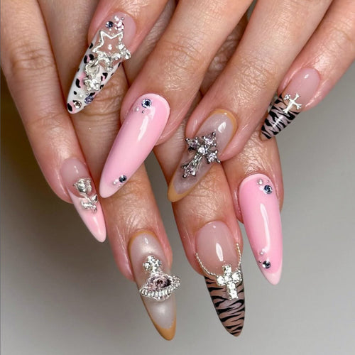 Kunstvolle Stiletto-Nägel mit Glitzer- und Strassverzierungen Karnz