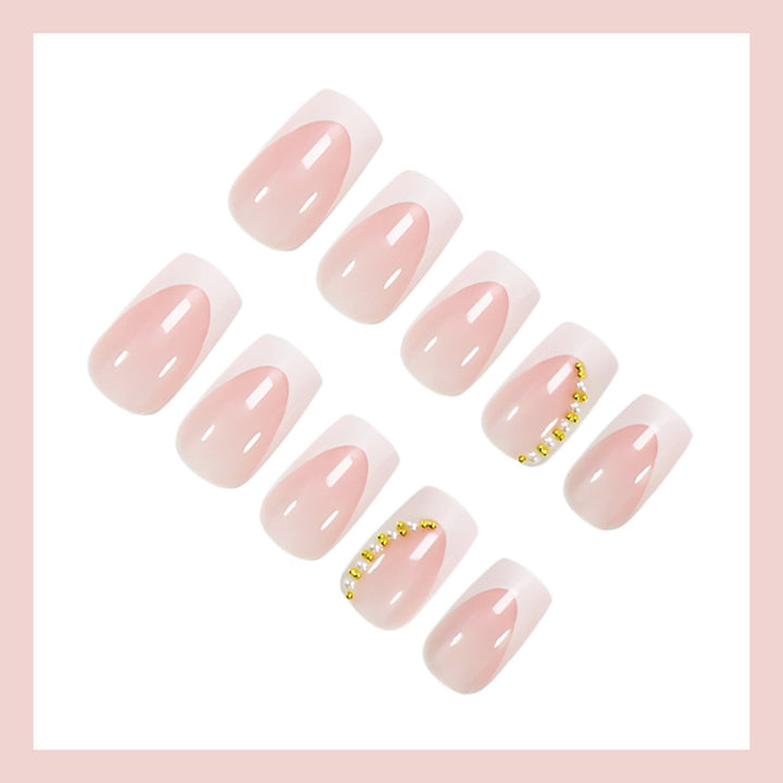 Kunstnagelset mit eleganten French-Spitzen und Glitzerakzenten Karnz