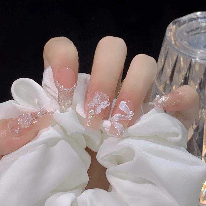 Künstlerisches Press-On-Nagelset mit eleganten Blumen- und Schmetterlingsdesigns Karnz