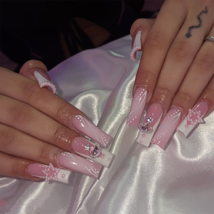 Dekorativer Press-On-Nagelset mit eleganten Designelementen Karnz