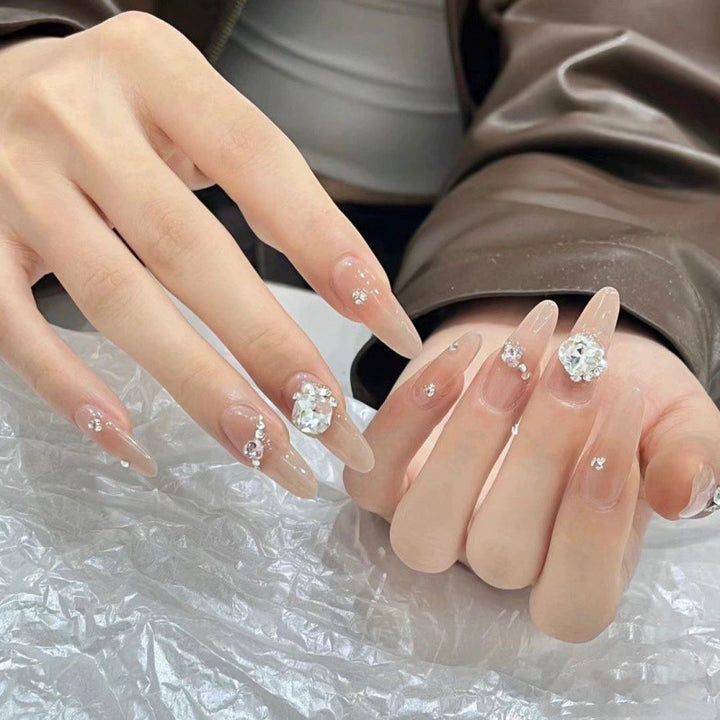Dekorative Strass Nagelkunst Karnz