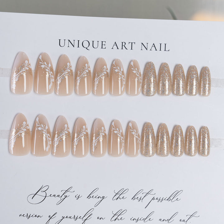 Glamouröse mit Kristallen verzierte Nagelkunst
