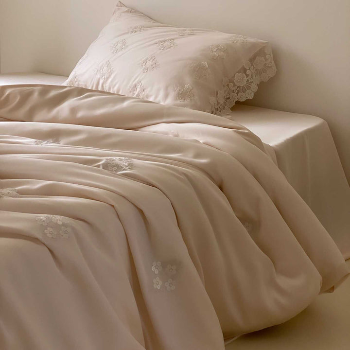 Satin-Bettwäsche-Garnitur mit Spitzenborte, floraler Stickerei & seidigem Griff