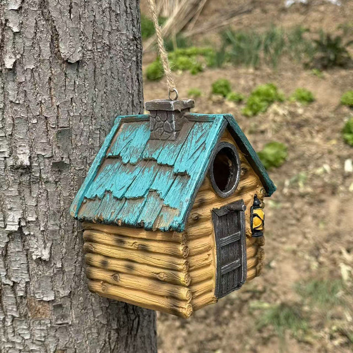 Dekoratives Vogelhaus im rustikalen Baustil Karnz