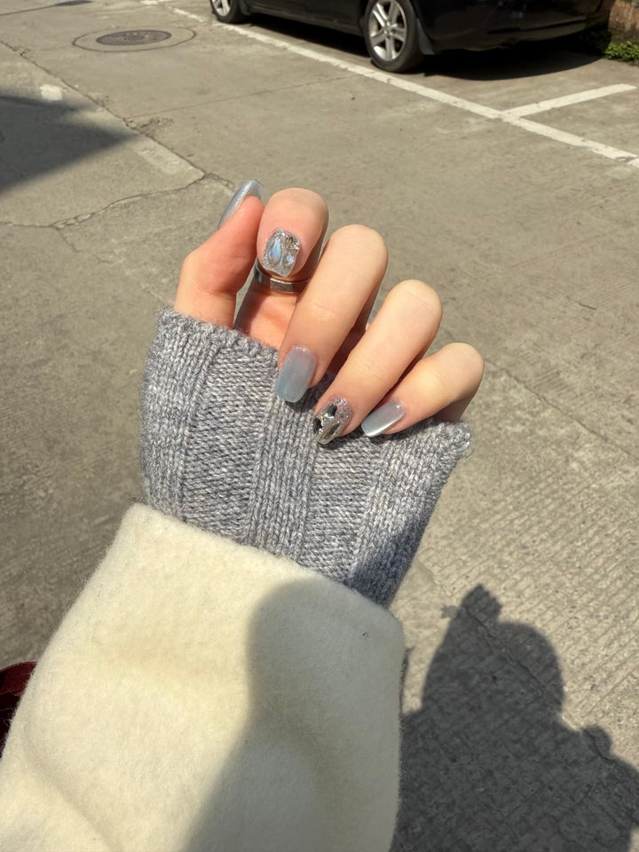 Dekoratives Press-On Nail Art Set mit glamourösen Edelsteinakzenten