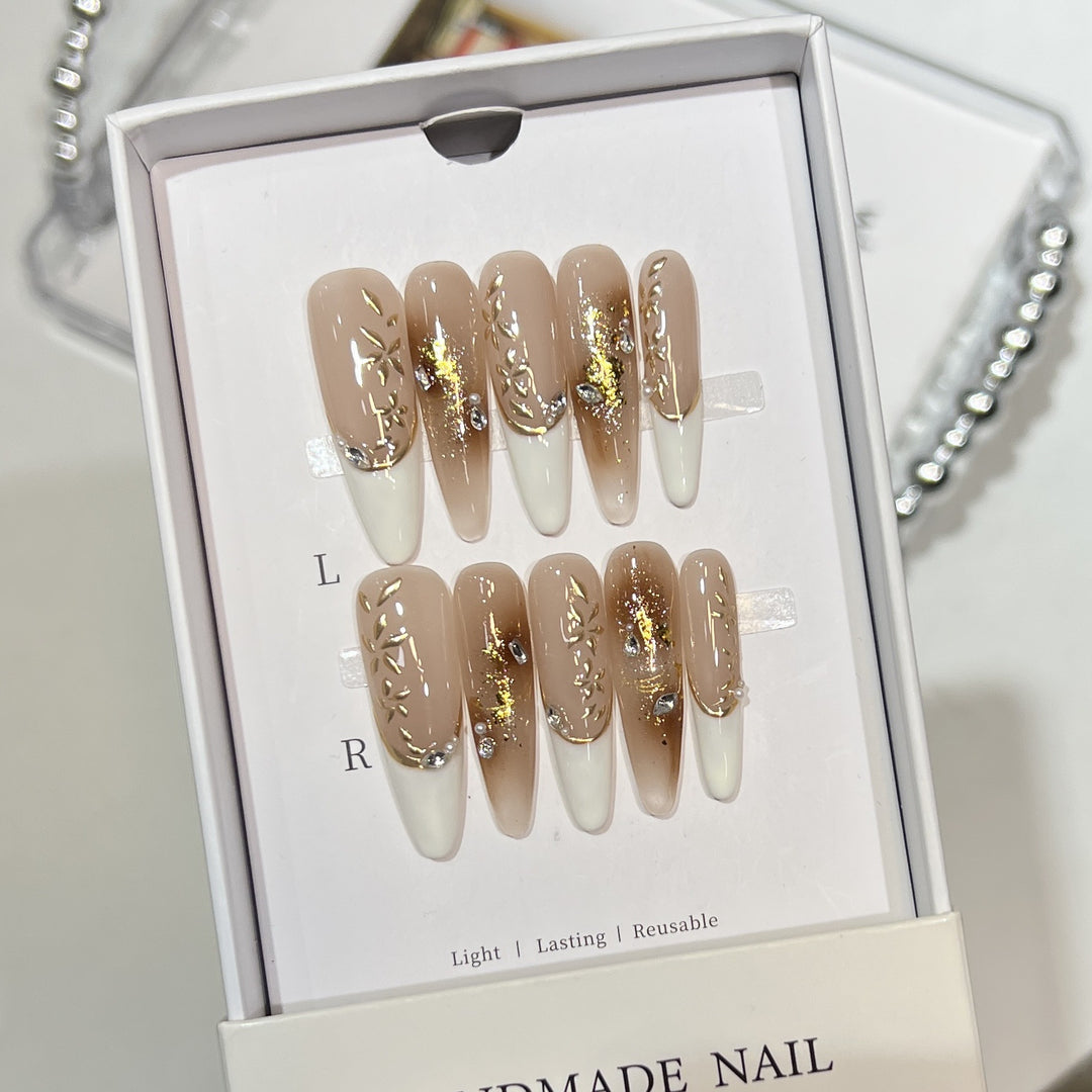 Stylisches Druck-Nagelset mit elegantem Goldblatt-Design