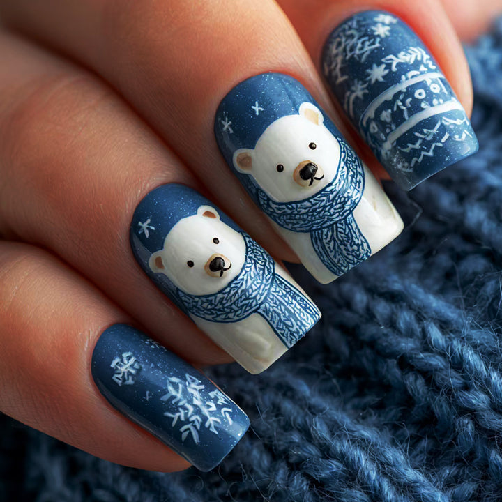 Winterliche Kunstnägel mit Bären- und Schneeflockenmotiv Karnz