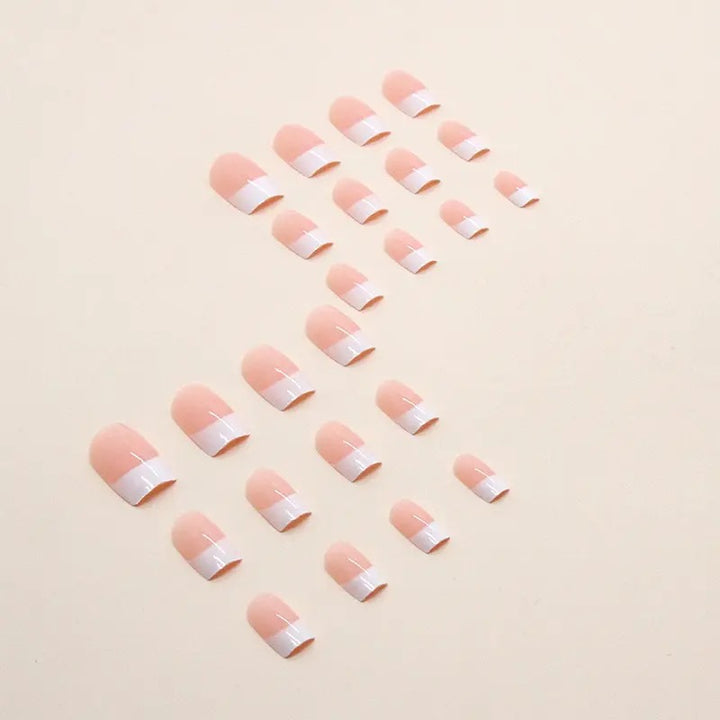 Kunstnagelset mit elegantem French Design und glänzendem Finish Karnz