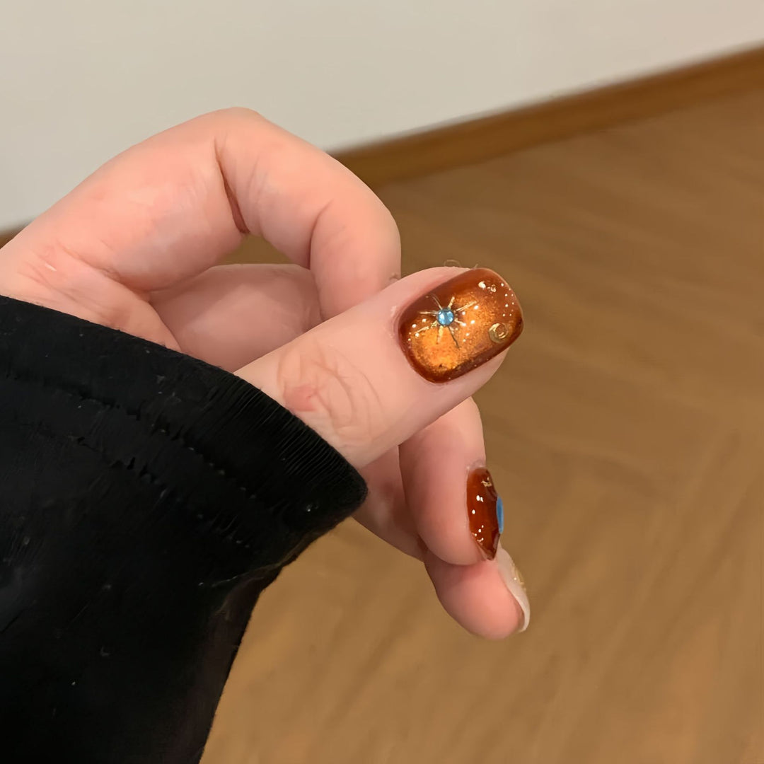 Kunstnägel mit Glamourösem Metallic-Effekt Karnz