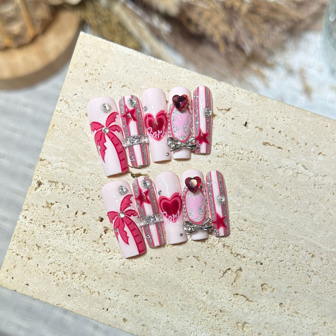 Künstlerisches Press-On Nail Set mit verspielten Herz- und Palmendesigns Karnz