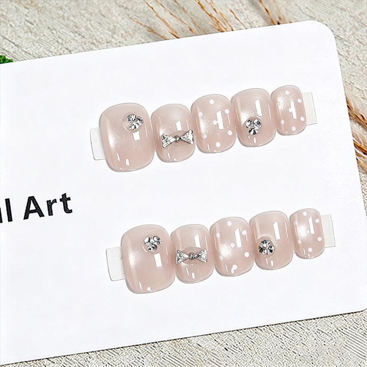 Kunstnagelset mit eleganten Glitzer- und Kristallverzierungen Karnz