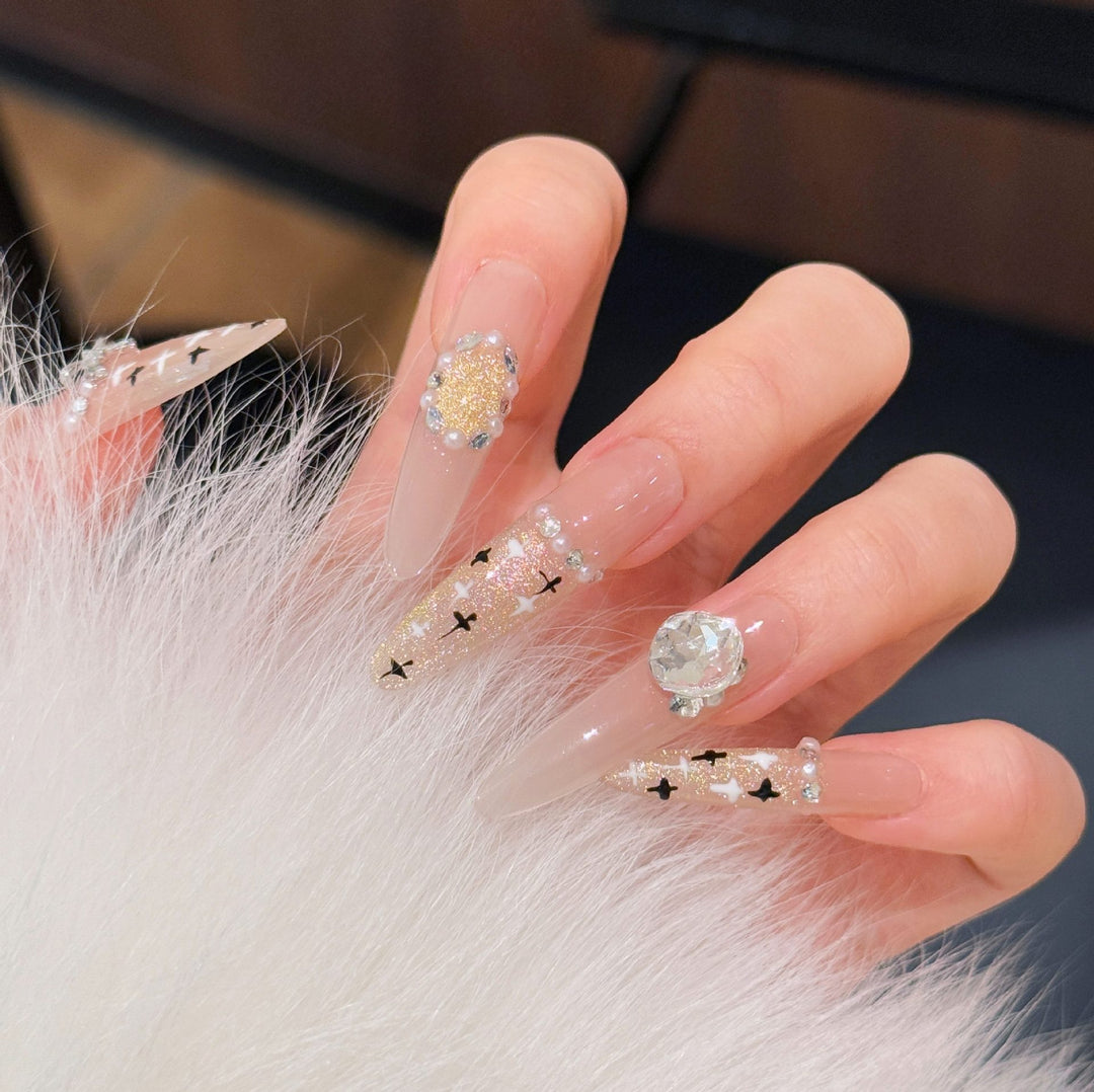 Künstlerische Stiletto Press-On Nagelkunst mit schimmernden Akzenten Karnz