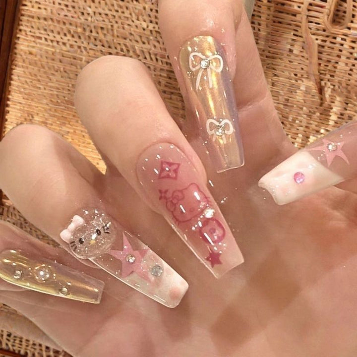 Kunstnägel mit Speziellen Designs Karnz