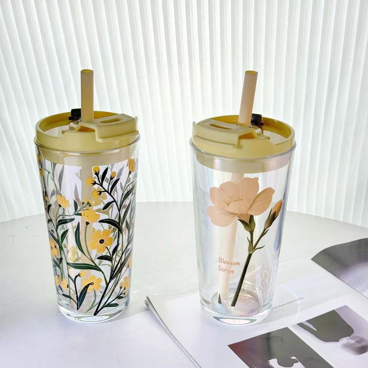 Damen Trinkbecher mit praktischer Silikonschutzhülle und dekorativen Blumenmotiven Karnz