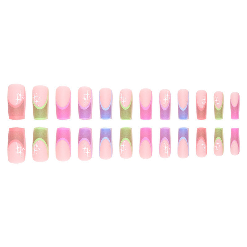 Kunstnagelset mit bunten geometrischen Designs und Glitzerakzenten Karnz