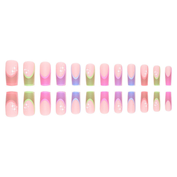 Kunstnagelset mit bunten geometrischen Designs und Glitzerakzenten Karnz