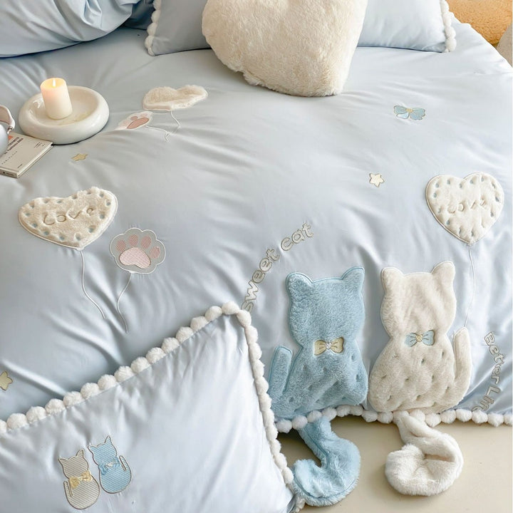 Niedliches Bettwäsche‑Set aus Feinsatin mit 3D‑Katzenapplikationen, Pompon‑Borte & Zierkissen