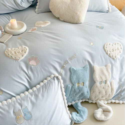 Niedliches Bettwäsche‑Set aus Feinsatin mit 3D‑Katzenapplikationen, Pompon‑Borte & Zierkissen
