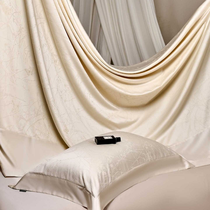 Satin-Bettwäschegarnitur mit floraler Jacquardstruktur und feinem Saumdetail