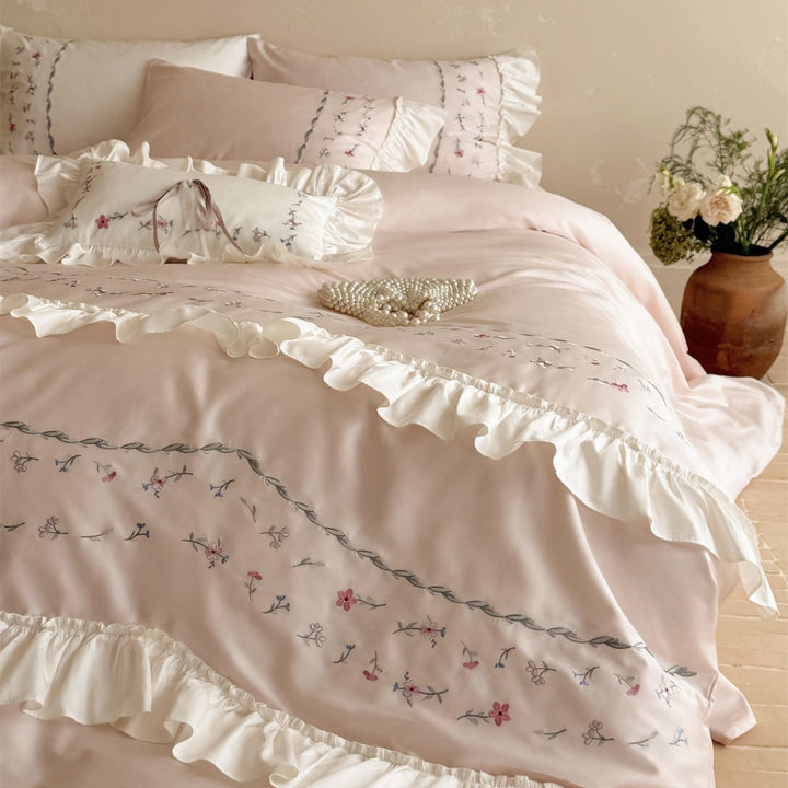 Romantisches Rüschendes Baumwollsatin Bettbezug-Set mit handbesticktem Wildblumenranken